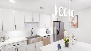 Réfrigérateur, micro-ondes, plaque de cuisson, lave-vaisselle