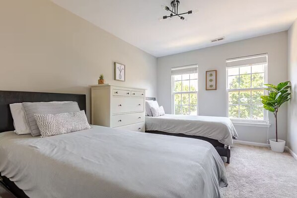 Room - Spacious Home- central to Airport, Crabtree & food (Raleigh)