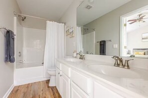 Hair dryer, towels, soap, toilet paper - Spacious Home- central to Airport, Crabtree & food (Raleigh)