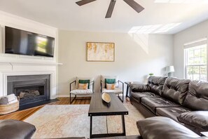Living area - Spacious Home- central to Airport, Crabtree & food (Raleigh)