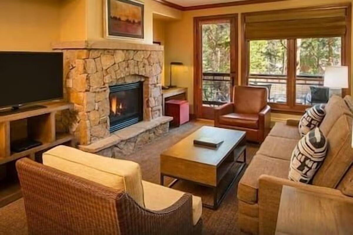 Una televisión, una chimenea