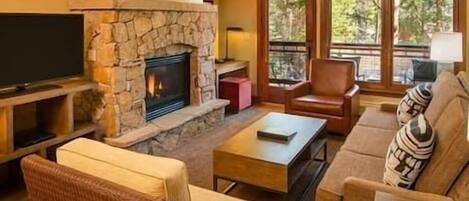 Una televisión, una chimenea