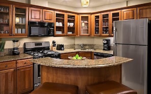 Mikrobølgeovn, ovn, kokeplater og oppvaskmaskin