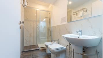 Doccia, asciugacapelli, bidet, asciugamani
