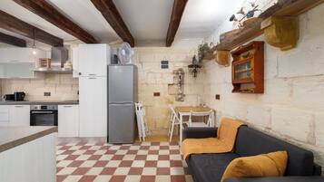 Casa geminada, vista para o mar | Área de estar | TV de tela plana