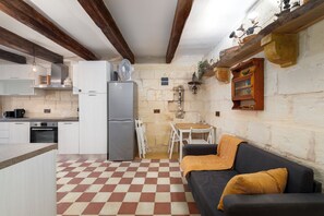 Casa geminada, vista para o mar | Área de estar | TV de tela plana