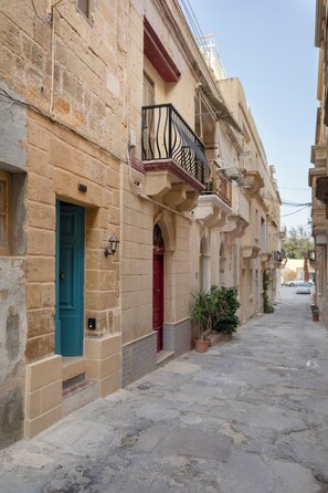 Exterior - Traditional Townhouse - Rooftop Terrace (Sengela)