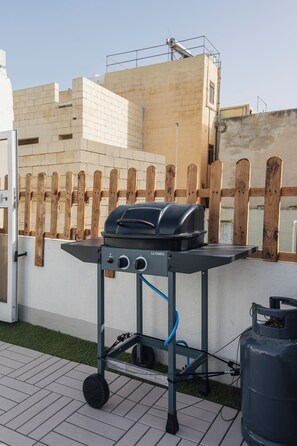 BBQ/picnic area - Traditional Townhouse - Rooftop Terrace (Sengela)