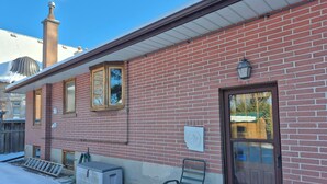 Exterior - Charming 3-bedroom bungalow in peaceful Vaughan with AC and heat. (Vaughan)