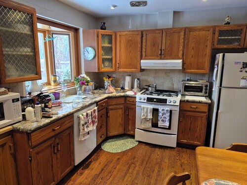 Charming 3-bedroom bungalow in peaceful Vaughan with AC and heat.