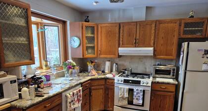 Charming 3-bedroom bungalow in peaceful Vaughan with AC and heat.