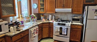 Charming 3-bedroom bungalow in peaceful Vaughan with AC and heat.