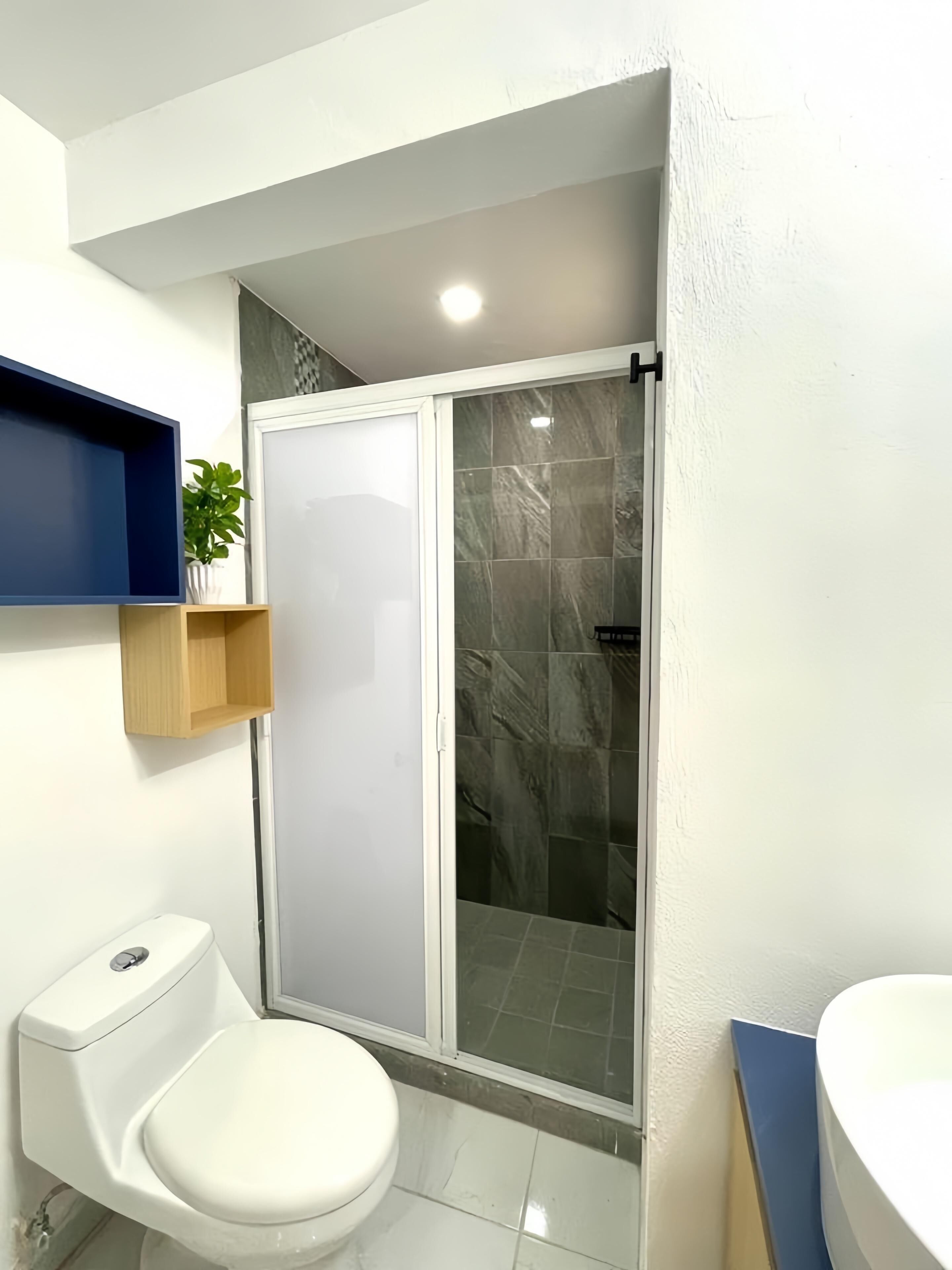 毛巾、肥皂、洗髮精、衛生紙