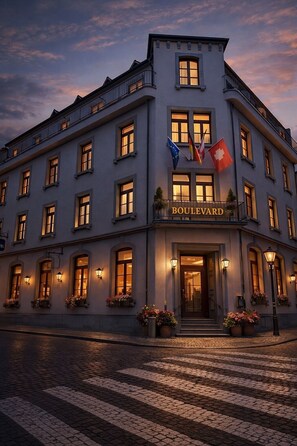 A building with the name "Boulevard" on the facade, featuring multiple windows and a flag display. - Hotel Boulevard (Konstanz)
