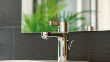 Haartrockner, Handtücher, Seife, Shampoo