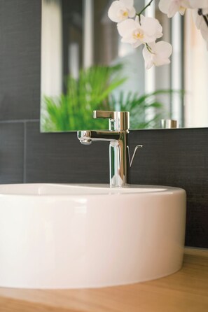 Hair dryer, towels, soap, shampoo - Hotel Boulevard (Konstanz)