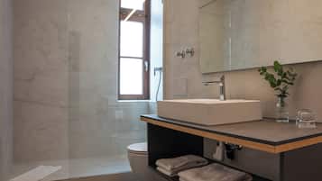 Ein modernes Badezimmer mit Dusche, Toilette und Waschbecken.