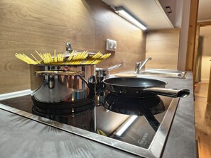 Kylskåp, ugn, spishäll och diskmaskin