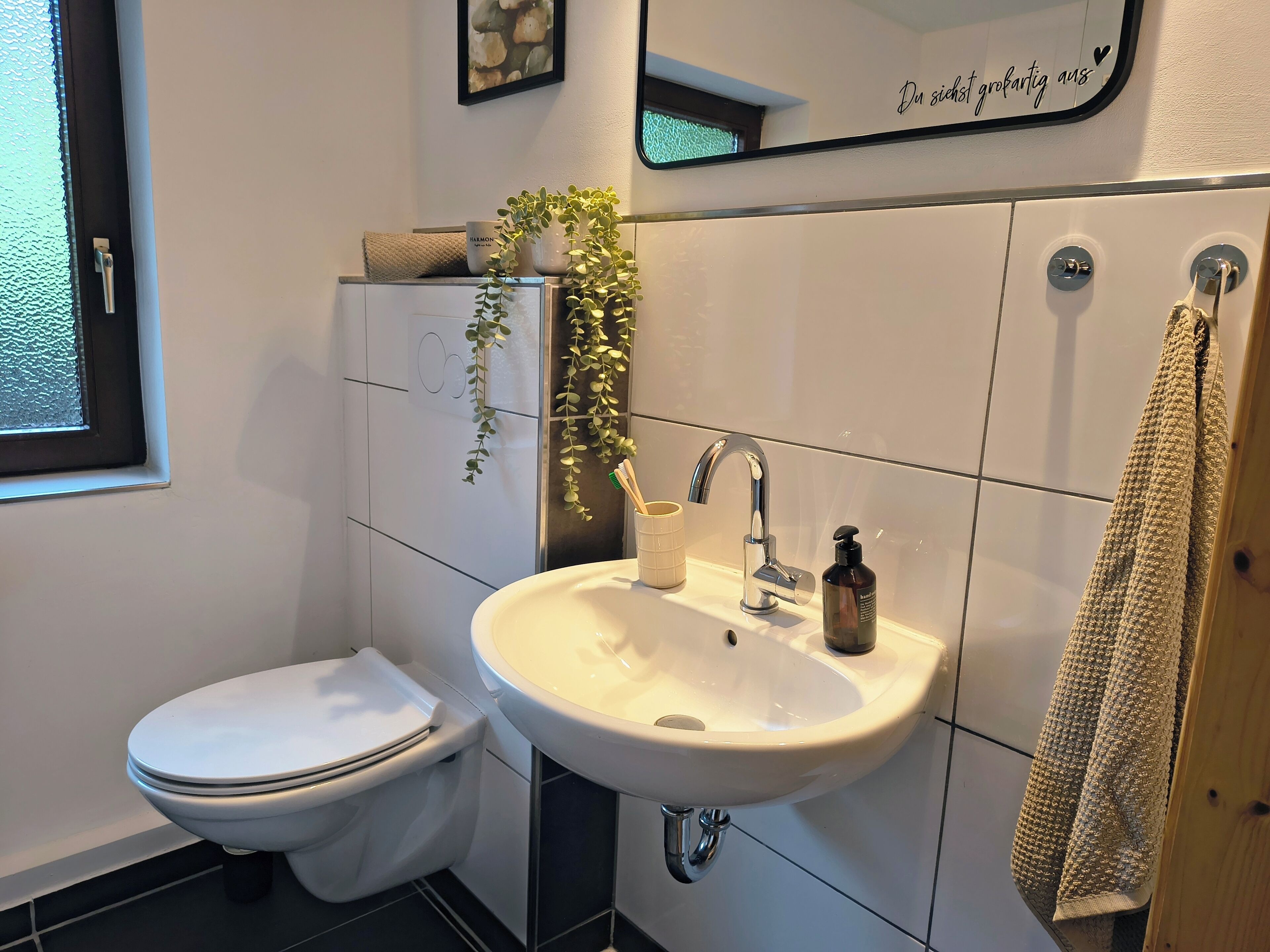 Een douche, een haardroger, handdoeken, zeep
