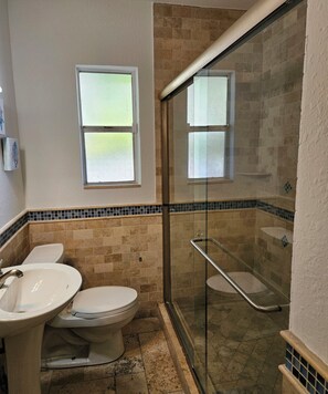 Douche, sèche-cheveux, serviettes fournies