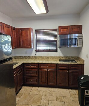 Micro-ondes, plaque de cuisson, tables à manger