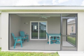 Outdoor dining - Brand New Designer Home!- 5 minutes from East Port (Sumterville)