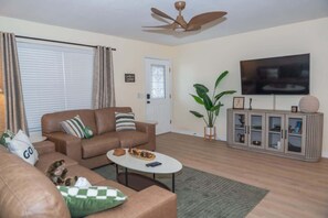 TV - Heated Pool, 4 seater golf cart, Life Style ID's (The Villages)