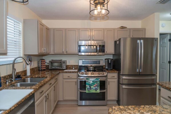 Een koelkast, een magnetron, een oven, een kookplaat