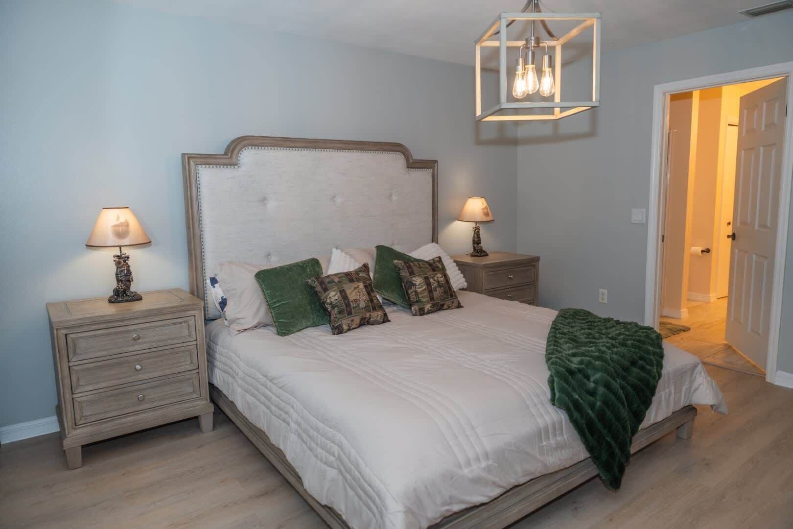 Tabla de planchar con plancha, wifi, ropa de cama