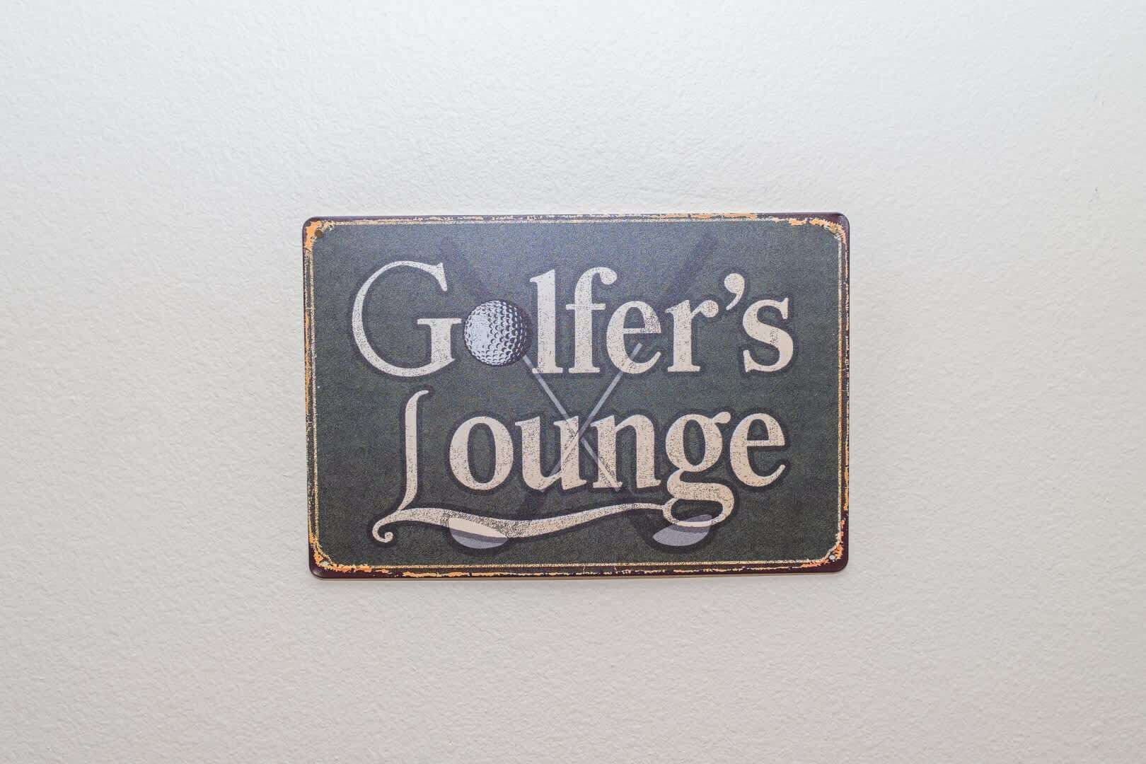 A sign with the text "Golfer's Lounge" on a textured background.