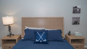 Een strijkplank/strijkijzer, wifi, beddengoed