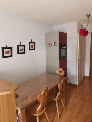 Dining - Cosy 1 BR apartment with swimming pools, tennis, sauna, 5 mn from Annecy's lake. (Giez)