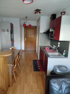 Microwave, oven, stovetop, dishwasher - Cosy 1 BR apartment with swimming pools, tennis, sauna, 5 mn from Annecy's lake. (Giez)