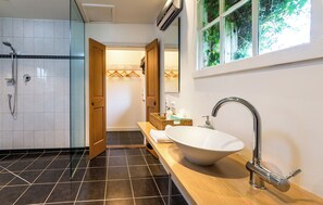 Haartrockner, Handtücher, Seife, Toilettenpapier