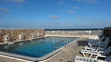 Piscina externa, funciona das 7h às 21h, espreguiçadeiras