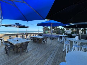Outdoor dining - Sea Vista Resort And Tiki Bar (New Smyrna Beach)
