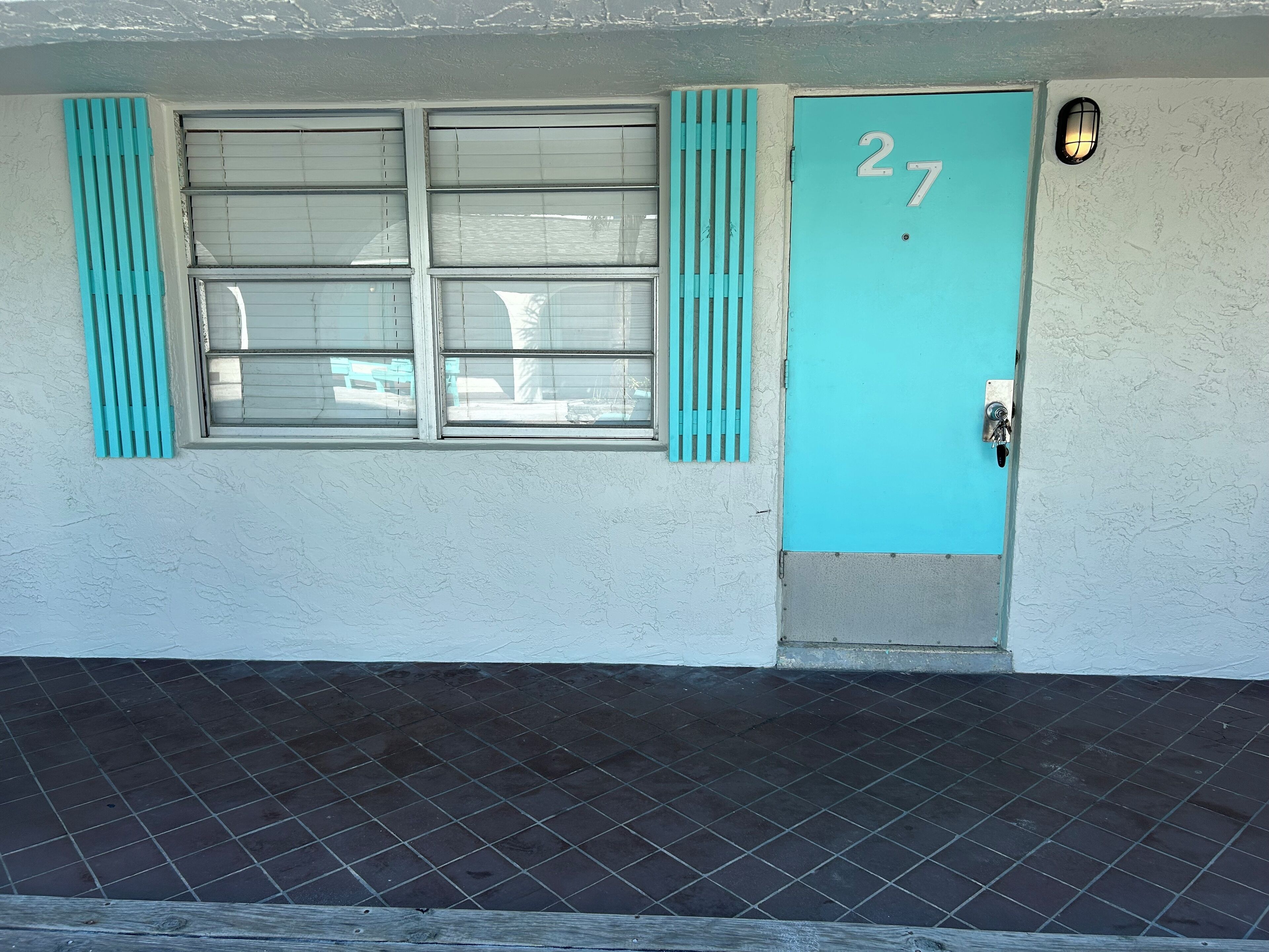 Deluxe Studio, 1 King Bed, Beachside | Desk, laptop workspace, bed sheets