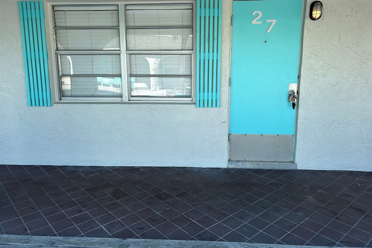 Deluxe Studio, 1 King Bed, Beachside | Desk, laptop workspace, bed sheets