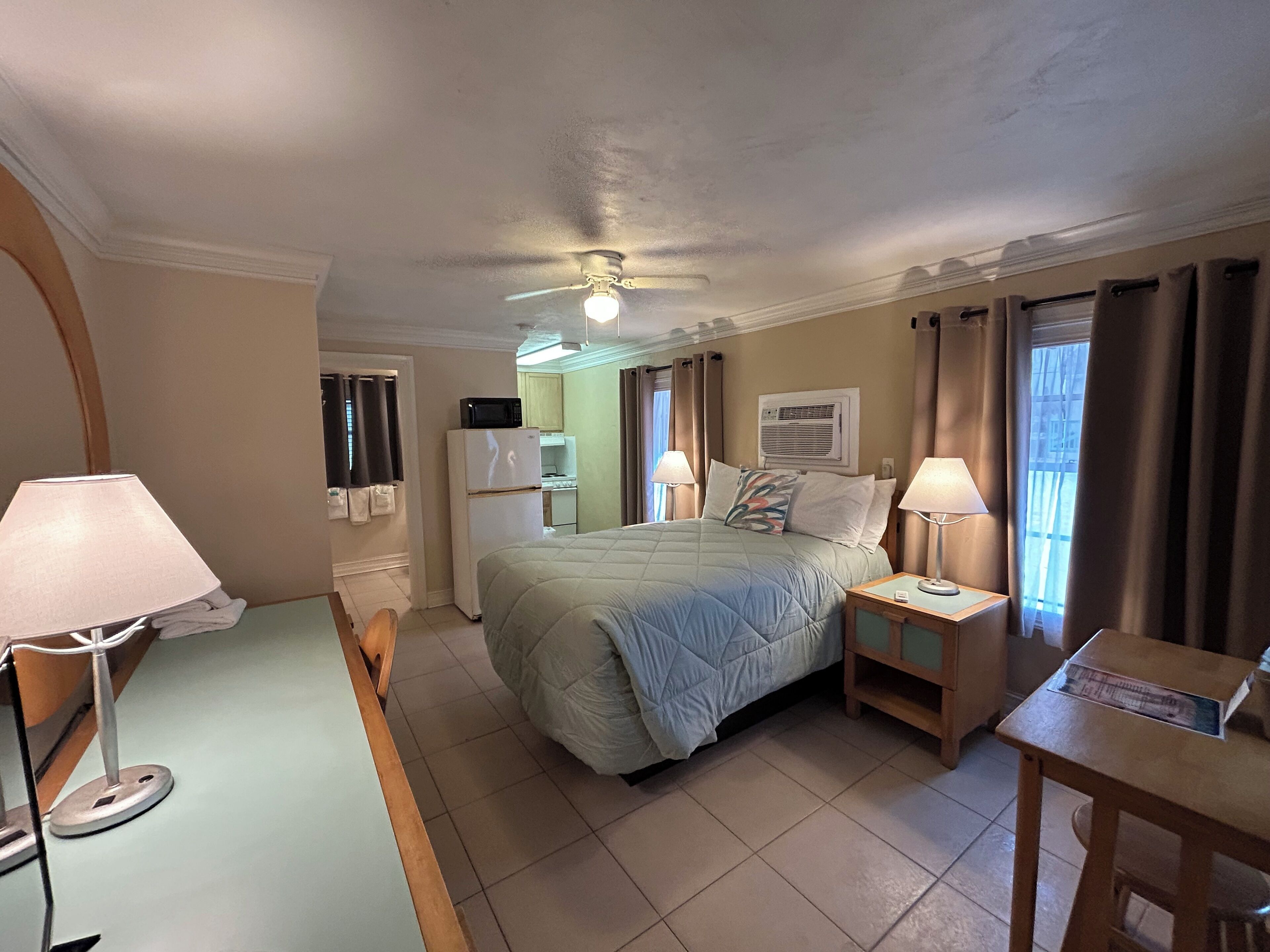 Deluxe Single Room, 1 Double Bed, Beachside | Desk, laptop workspace, bed sheets