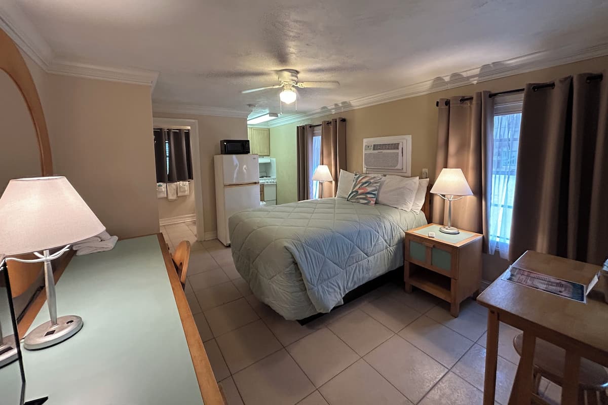 Deluxe Single Room, 1 Double Bed, Beachside | Desk, laptop workspace, bed sheets