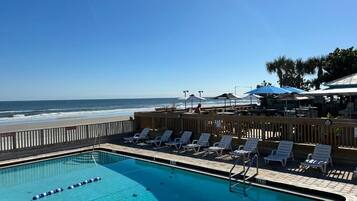 Hồ bơi ngoài trời, mở cửa từ 7:00 đến 21:00, ghế dài tắm nắng