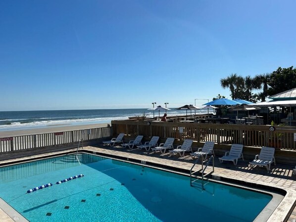 Outdoor pool, open 7:00 AM to 9:00 PM, sun loungers - Sea Vista Resort And Tiki Bar (New Smyrna Beach)