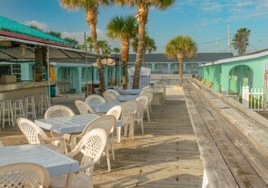 Outdoor dining - Sea Vista Resort And Tiki Bar (New Smyrna Beach)