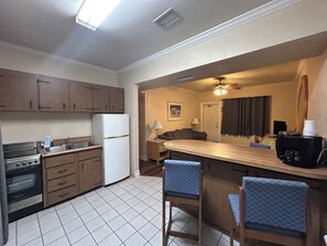 Microwave, coffee/tea maker - Sea Vista Resort And Tiki Bar (New Smyrna Beach)