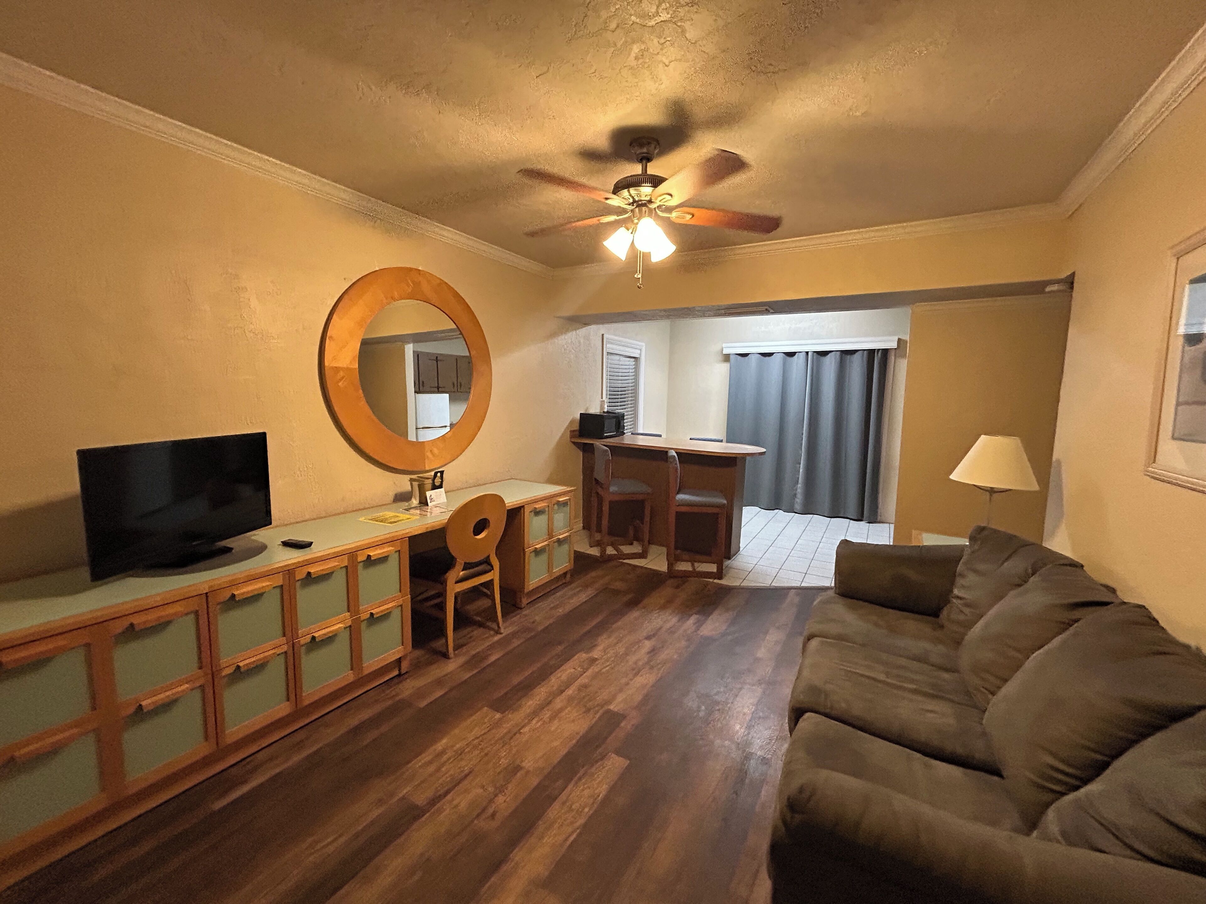 Apartment, 1 King Bed, Courtyard View, Beachside | Desk, laptop workspace, bed sheets