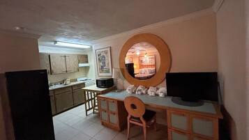 Private kitchen | Microwave, coffee/tea maker