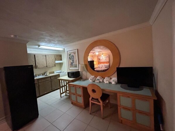 Microwave, coffee/tea maker - Sea Vista Resort And Tiki Bar (New Smyrna Beach)