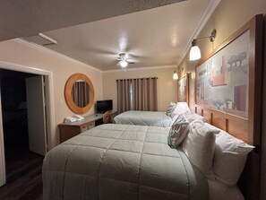 Departamento, 2 camas matrimoniales, vista al patio, junto a la playa | Escritorio, espacio para trabajar con laptop y ropa de cama 