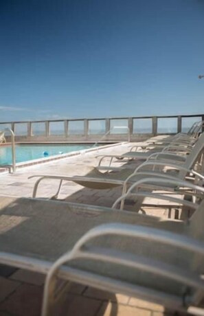 Outdoor pool, open 7:00 AM to 9:00 PM, sun loungers - Sea Vista Resort And Tiki Bar (New Smyrna Beach)