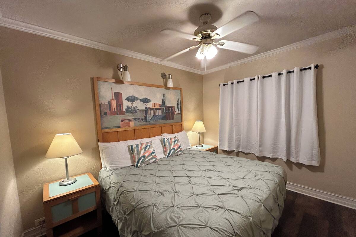 Apartment, 1 King Bed, Courtyard View, Beachside | Desk, laptop workspace, bed sheets